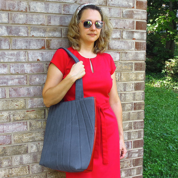 the simone 517 tote on the shoulder of a model